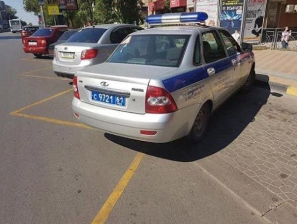Наряд ППС припарковался на автобусной остановке в Ростове